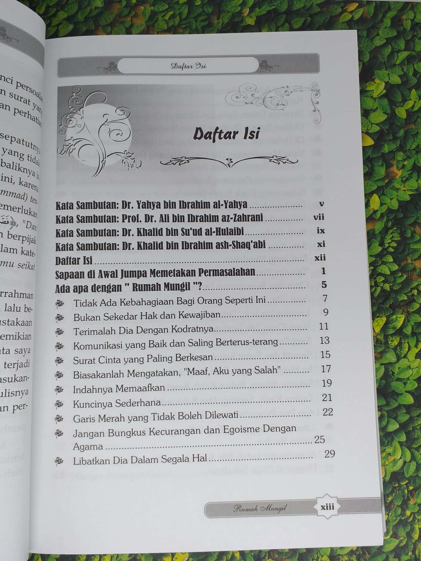 Suami Istri Dalam Rumah Mungil Penuh Bahagia - Gambar 2