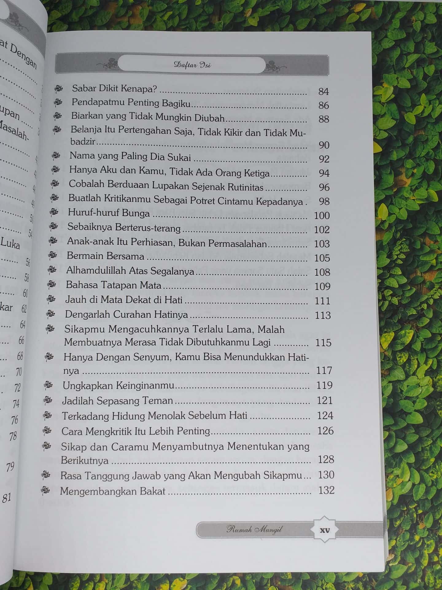 Suami Istri Dalam Rumah Mungil Penuh Bahagia - Gambar 4